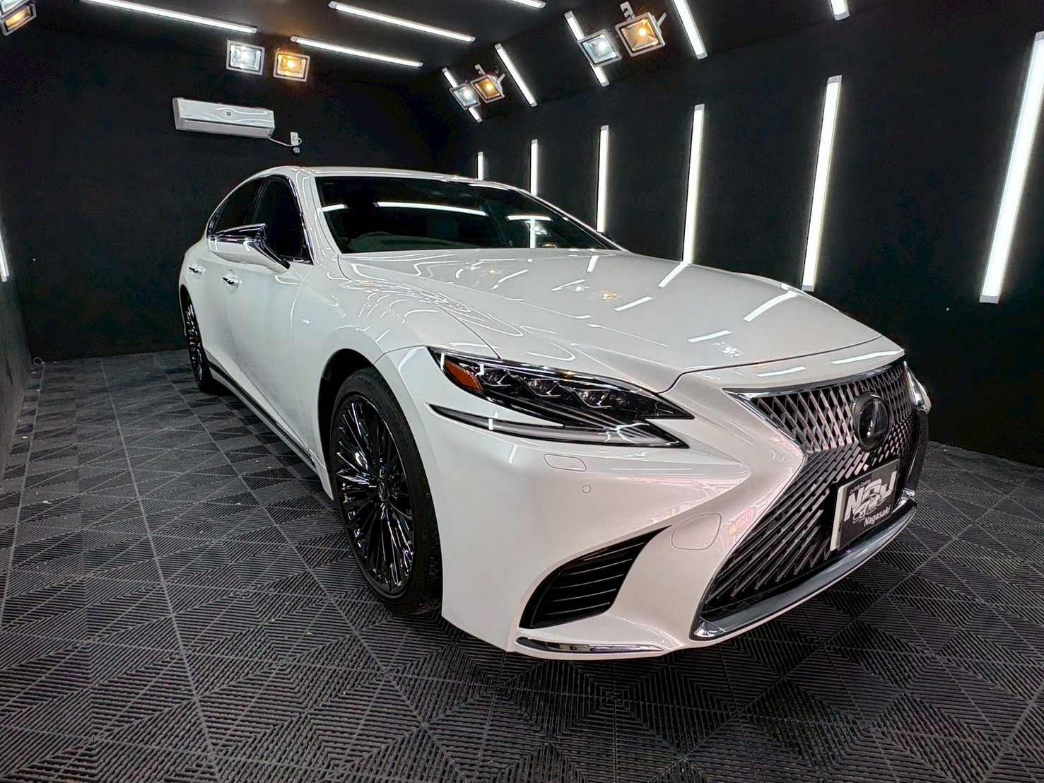【レクサス　LS500】研磨とセラミックコーティングで圧倒的な存在感へ