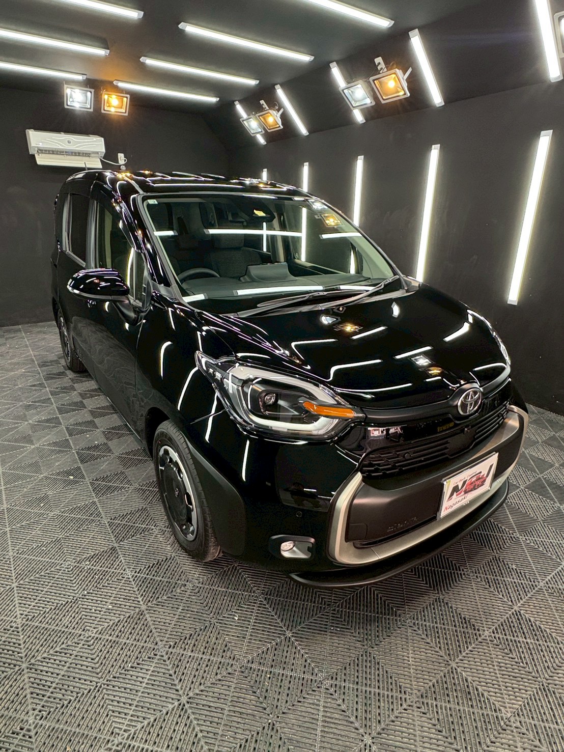 【トヨタ　シエンタ】コーティングで煌めく黒へ