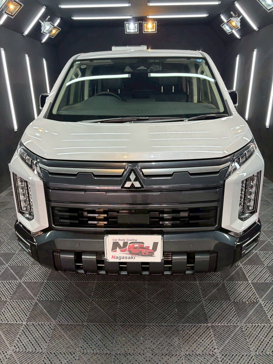 【三菱　デリカD5】白黒が魅せるコーティングの輝き