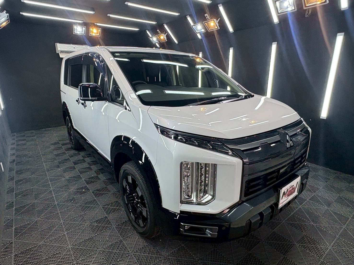 【三菱　デリカD5】白黒が魅せるロイヤルコーティングの輝き