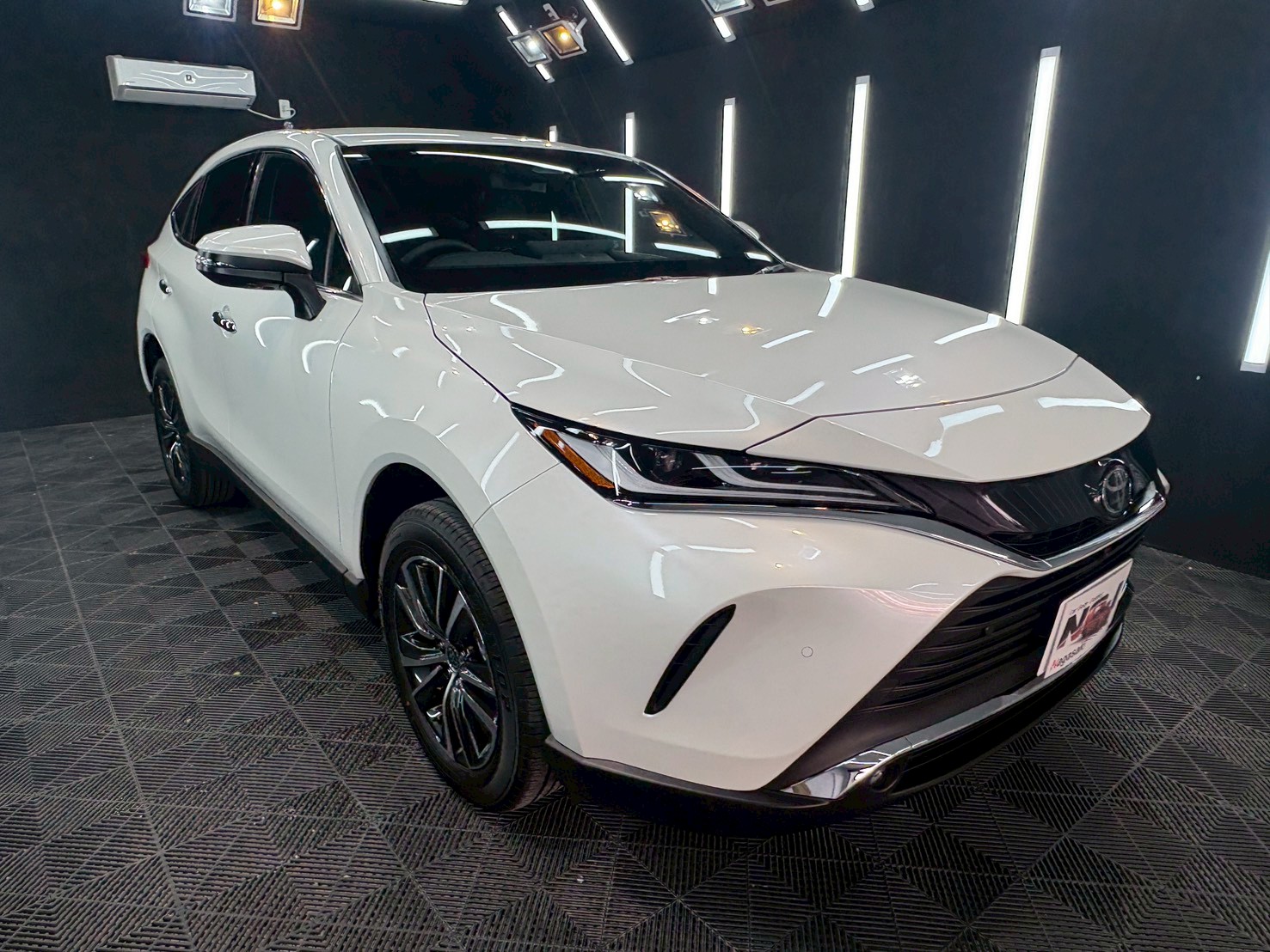 【トヨタ　ハリアー】ガラスコーティングで艶やかな白へ